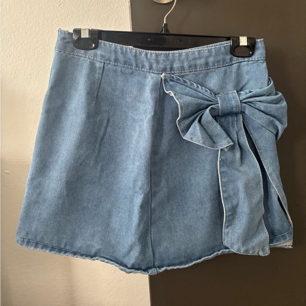 SHEIN Light Wash Denim Wrap Skort with Large Side Bow Detail - Size Medium - Picture 2 of 4